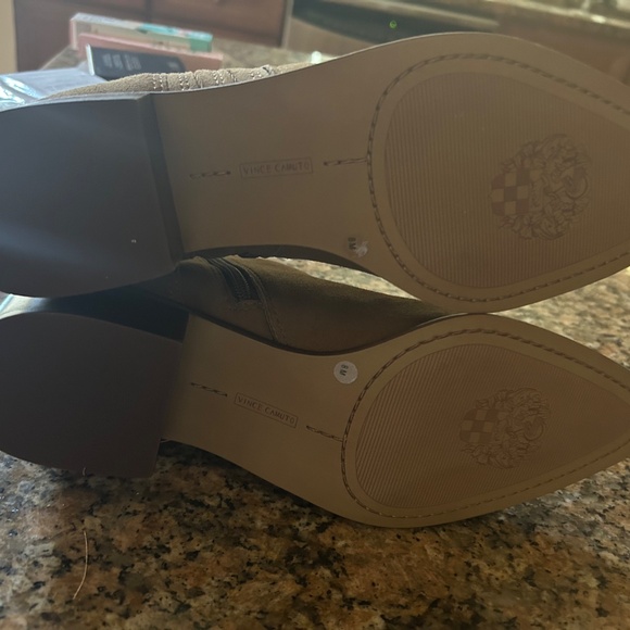 Vince Camuto Booties Size 8 NWOT - Picture 4 of 4